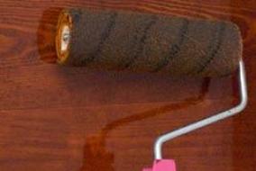 Hartwachsöl farbig Kirsche Hartwachsöl farbig wird mit der Rolle aufgetragen